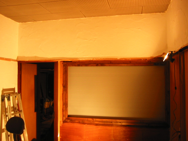 玄関に繋がる壁を抜き採光をとった様子