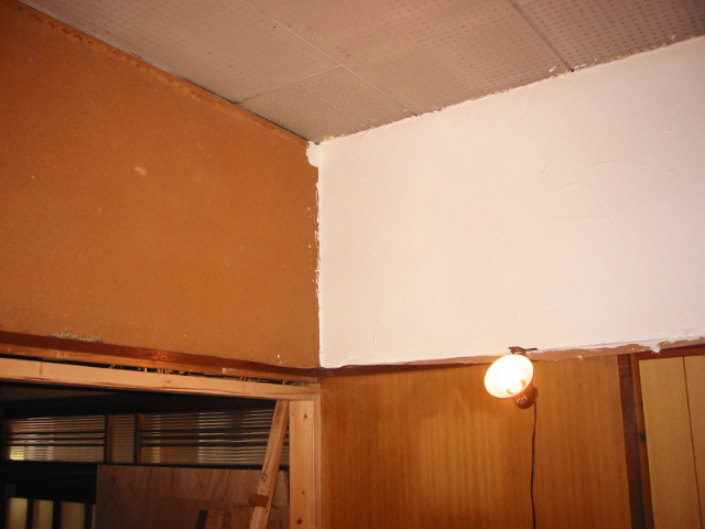 砂壁に漆喰を塗った様子