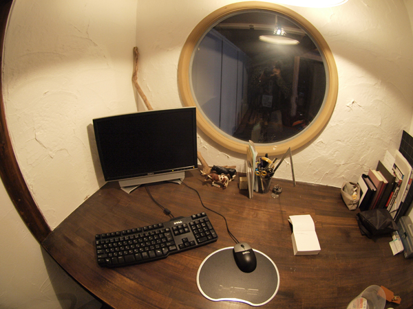 黒とウォルナットでシックにまとめられたPCデスク