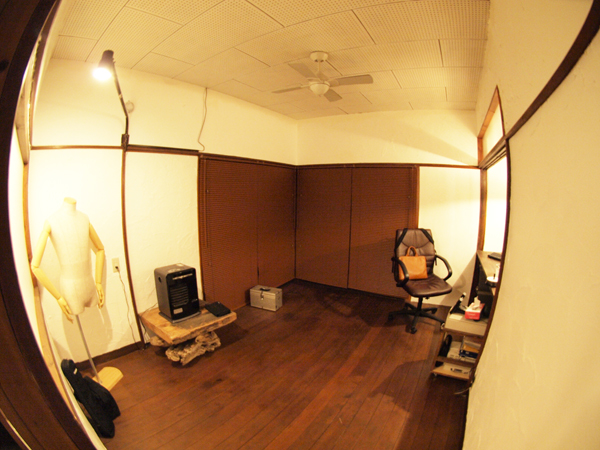 白熱球で落ち着いた印象の仕事部屋