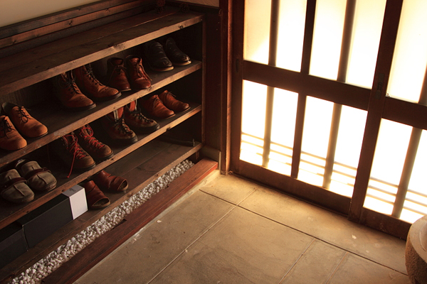 DIYで自作した下駄箱におしゃれに革靴が並ぶ様子