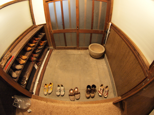 木格子が和風な雰囲気の玄関