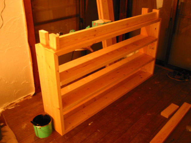 2×8を接ぎ合せて下駄箱を自作する様子