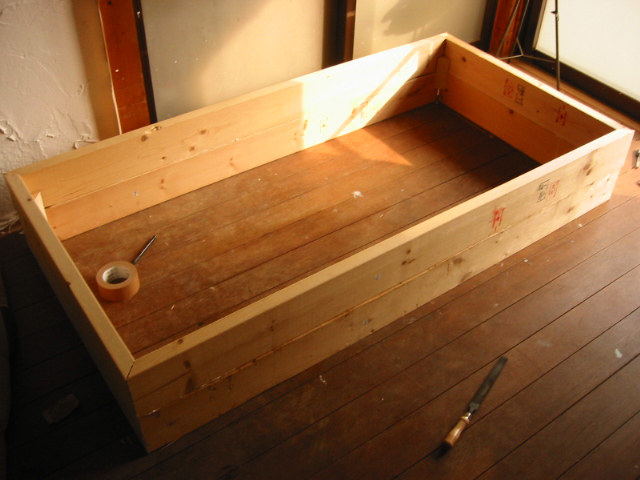 2×8で下駄箱の枠を作っている様子