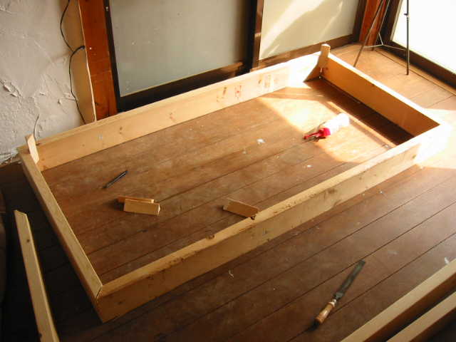 2×8を枠状に組み立てるためにコーナーを仮止めする様子