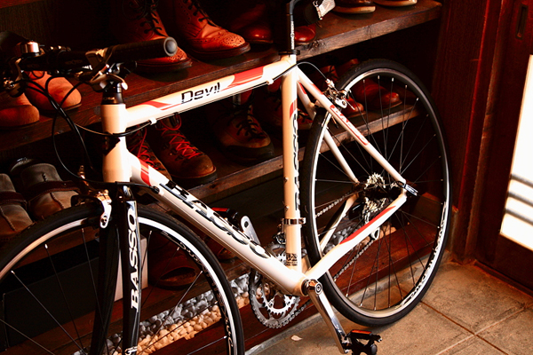 玄関に置かれたBASSO DEVIL