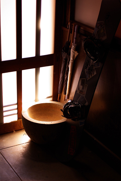 石臼に西日がさす様子