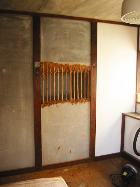 土壁を抜いて竹小舞が出てきた様子