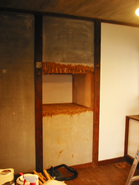 竹小舞を切って向こう側の押し入れと繋げた様子