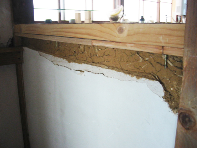 土壁を抜いた後に木で補強した様子