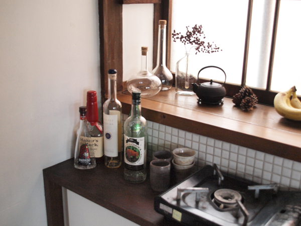 和風建築の出窓を小物の飾り棚として利用した様子