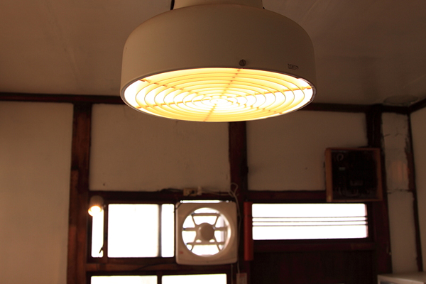 和風のキッチンにアメリカンなシェードランプ