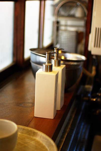 白いシンプルな陶器のソープディスペンサー