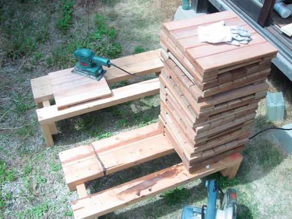 ウッドタイルをサンダーで滑らかにする様子