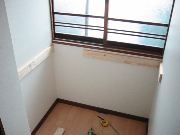 棚を載せる下地を造作する様子