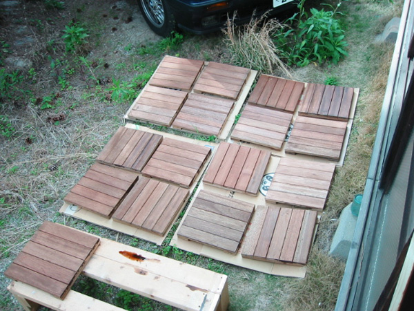 ウッドタイルをオイルステインで塗装する様子