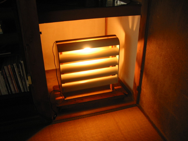 ガラリを再利用したフロアランプ