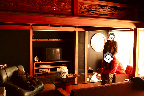 黒い壁でおしゃれな和風のリビング