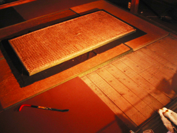 畳にシーチング布を被せる様子