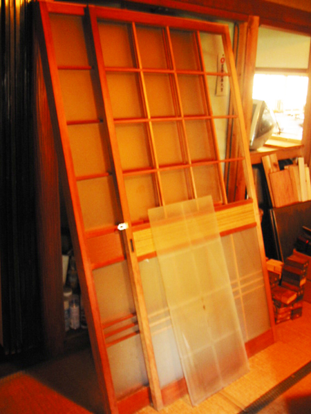 外した格子ガラスの建具