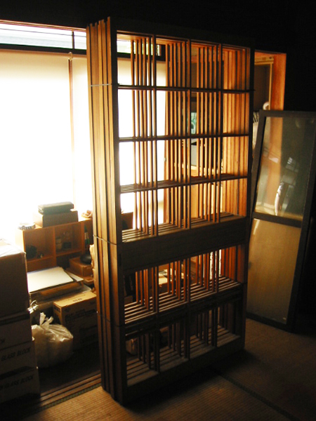 建具を束ねて再利用できないか考える様子