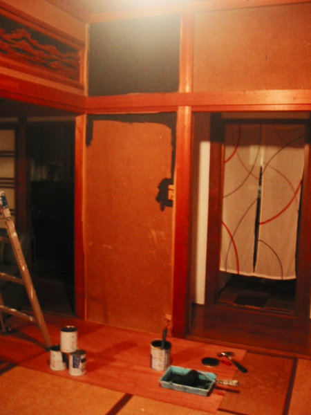 土壁を黒に塗る様子