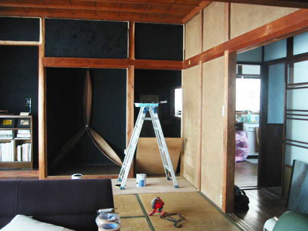 土壁を水性塗料で黒に塗っていく