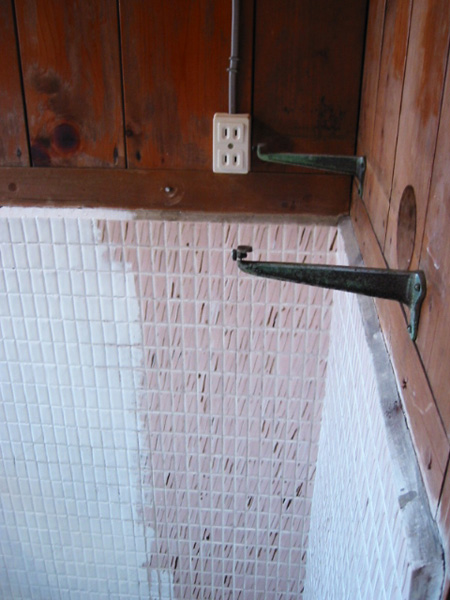 古いタイルにDIYで油性ペンキを塗る様子