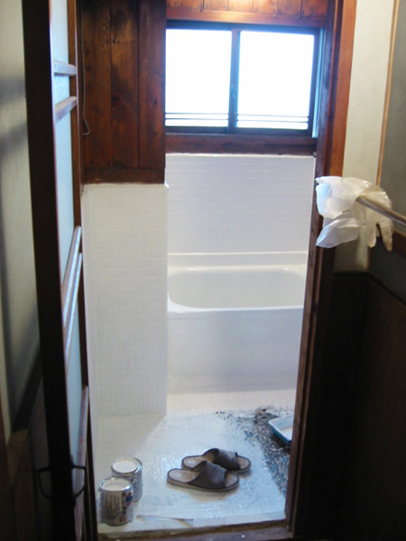 風呂場を油性塗料で塗って乾かしている様子