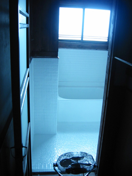 風呂場をDIY塗装した後に扇風機で乾かしている様子