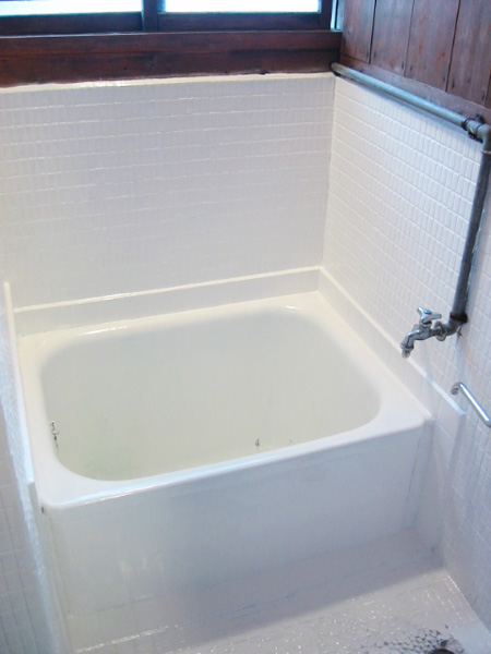 古い浴槽を油性ペンキで塗った様子