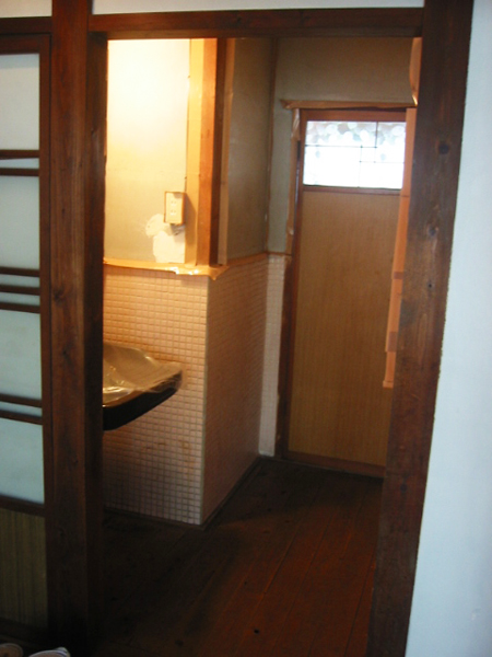 昭和レトロな洗面所の壁をDIYで塗装