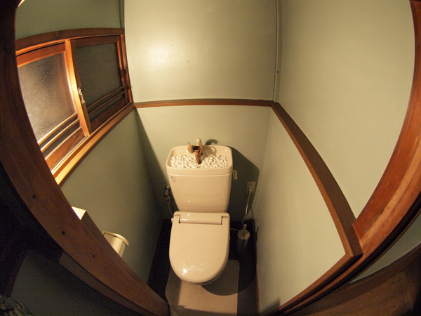 ペールグリーンの壁がおしゃれなトイレ