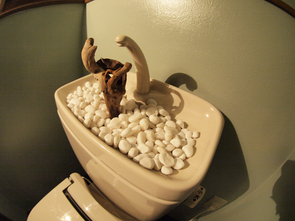 流木と砂利石を活用したトイレタンクのDIYアイデア