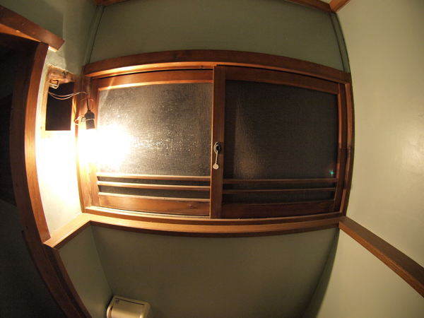 昭和型板ガラスのつづれがおしゃれな木格子の引戸