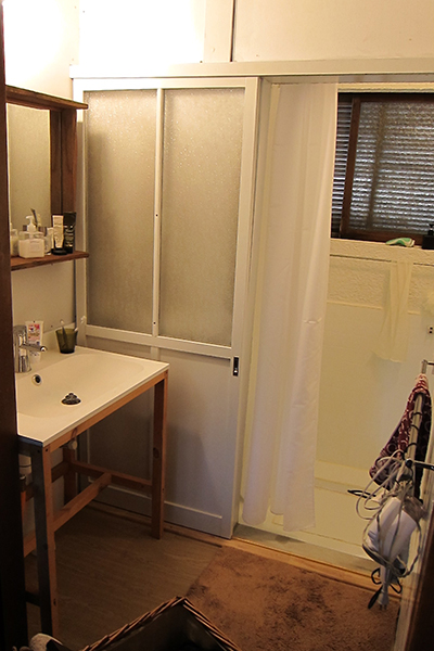 白基調のレトロでナチュラルな洗面所