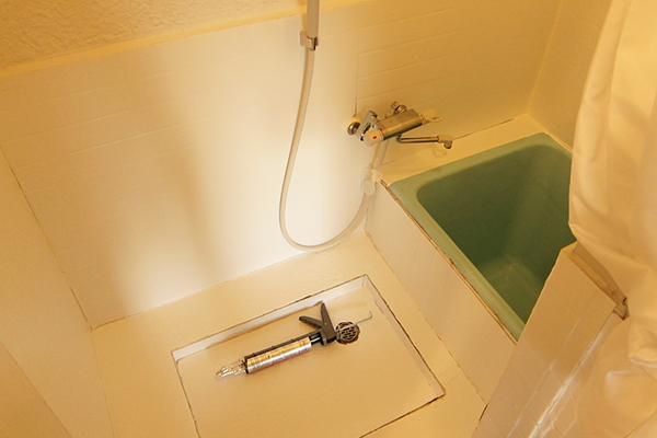 浴室の壁をカッティングシートでリフォームする様子