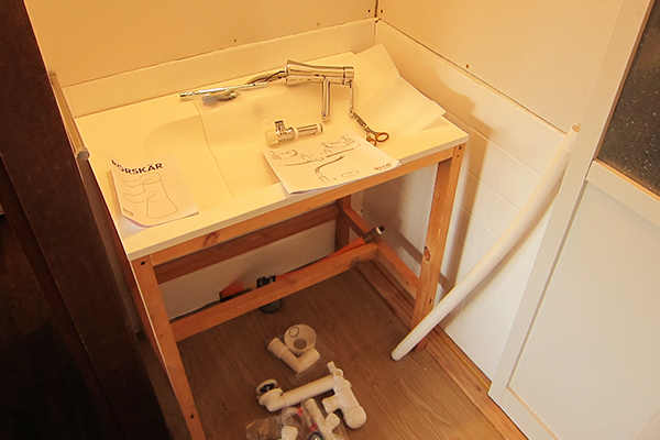 洗面台をIKEAのRORSKARとODENSVIKでDIYリフォームする様子