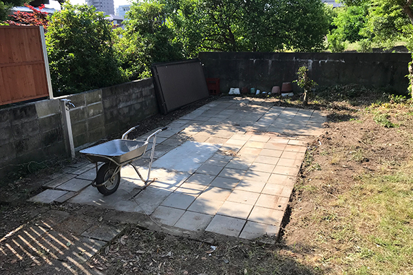 庭の地面を掘り下げた所に敷石を並べて小屋の土台にした様子