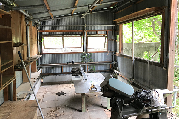 波板と単管パイプがむき出しの作業小屋