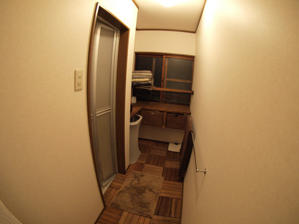 木を使った暖かみのあるシャワールーム