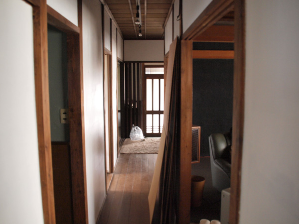 古い民家の長い廊下