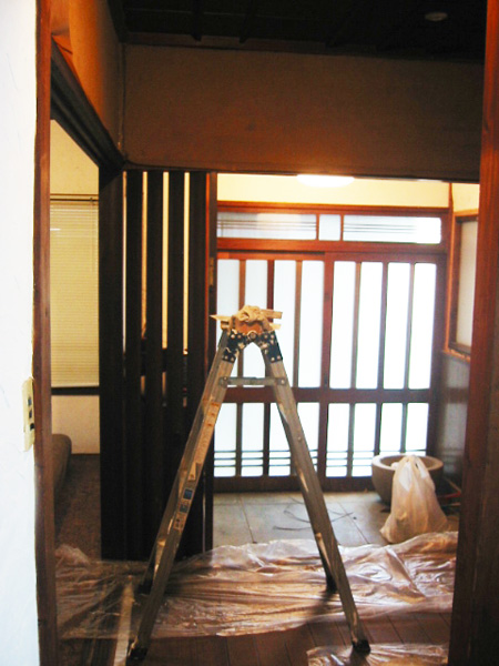 和風の日本家屋に漆喰を塗る様子