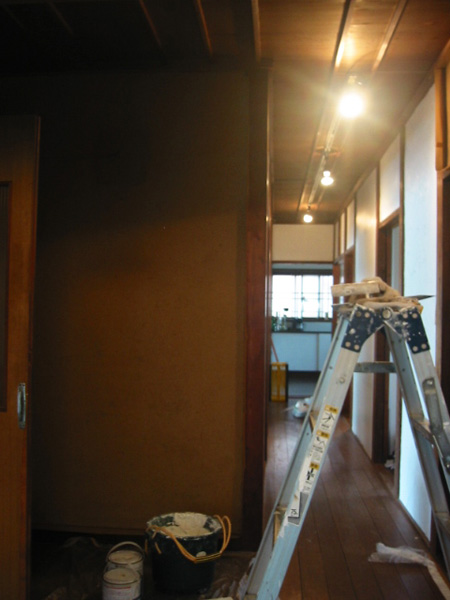 和風の天井に照明のレールダクトを設置