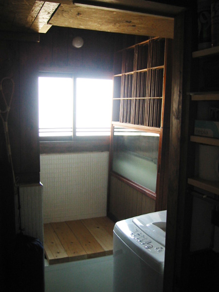 お風呂場を使わない様にして物置に改装した様子