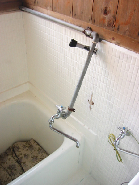 パイプカッターで水道配管を切る様子