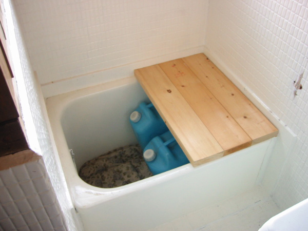 古い浴槽を塗装して再利用した収納スペース