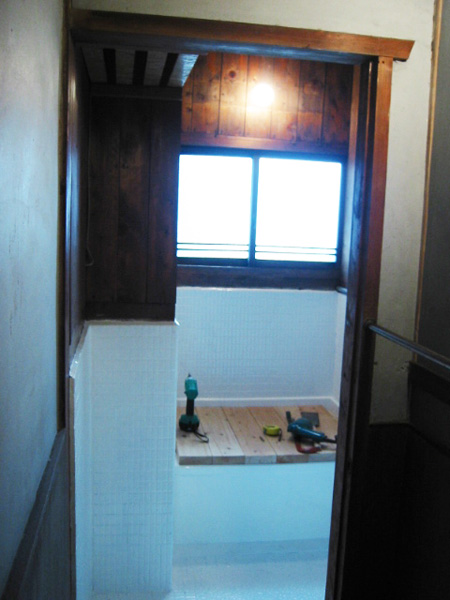 旧風呂場をDIYで改装した様子