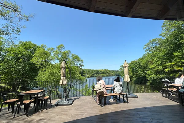 湖の見えるレストランのウッドデッキテラス