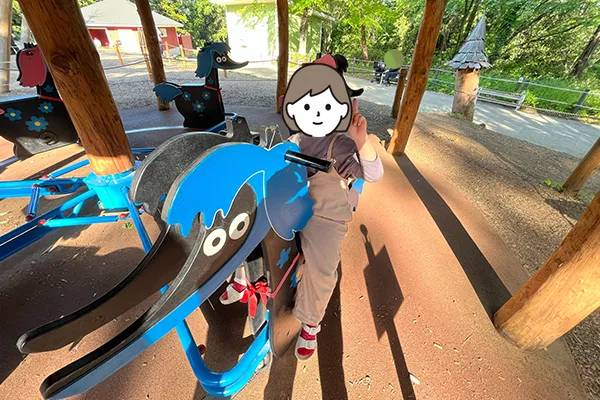 遊具で遊ぶ様子